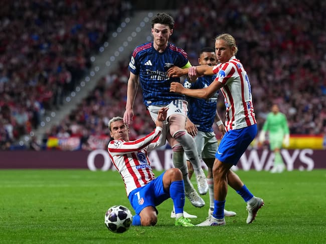 MADRID, SPAIN - APRIL 29: Declan Rice of Arsenal is challenged by Antoine Griezmann and Marcos Llorente of Atletico de Madrid during the UEFA Champions League 2025/26 Semi Final First Leg match between Atletico de Madrid and Arsenal FC at Metropolitano Stadium on April 29, 2026 in Madrid, Spain. (Photo by Angel Martinez/Getty Images)