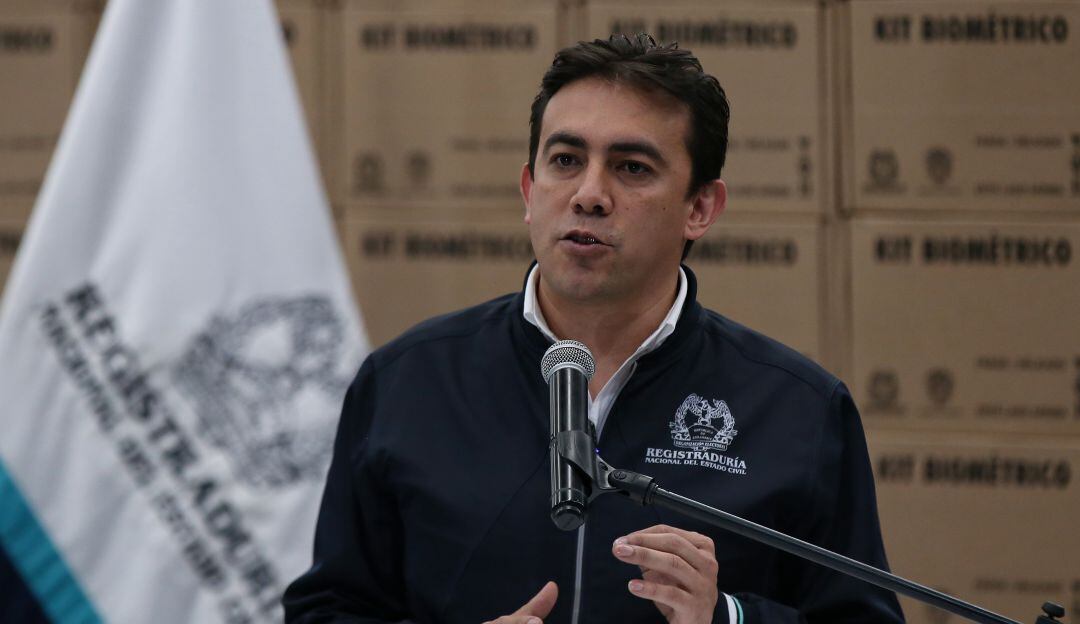 Registrador Alexander Vega.