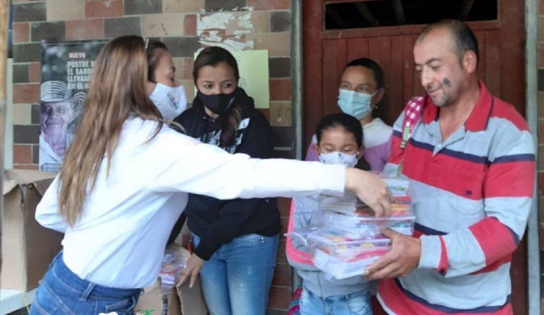 Entrega de paquetes escolares