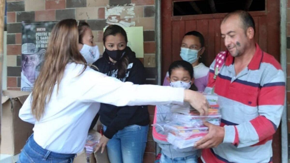 Donación de implementos escolares en la zona rural de Villamaría