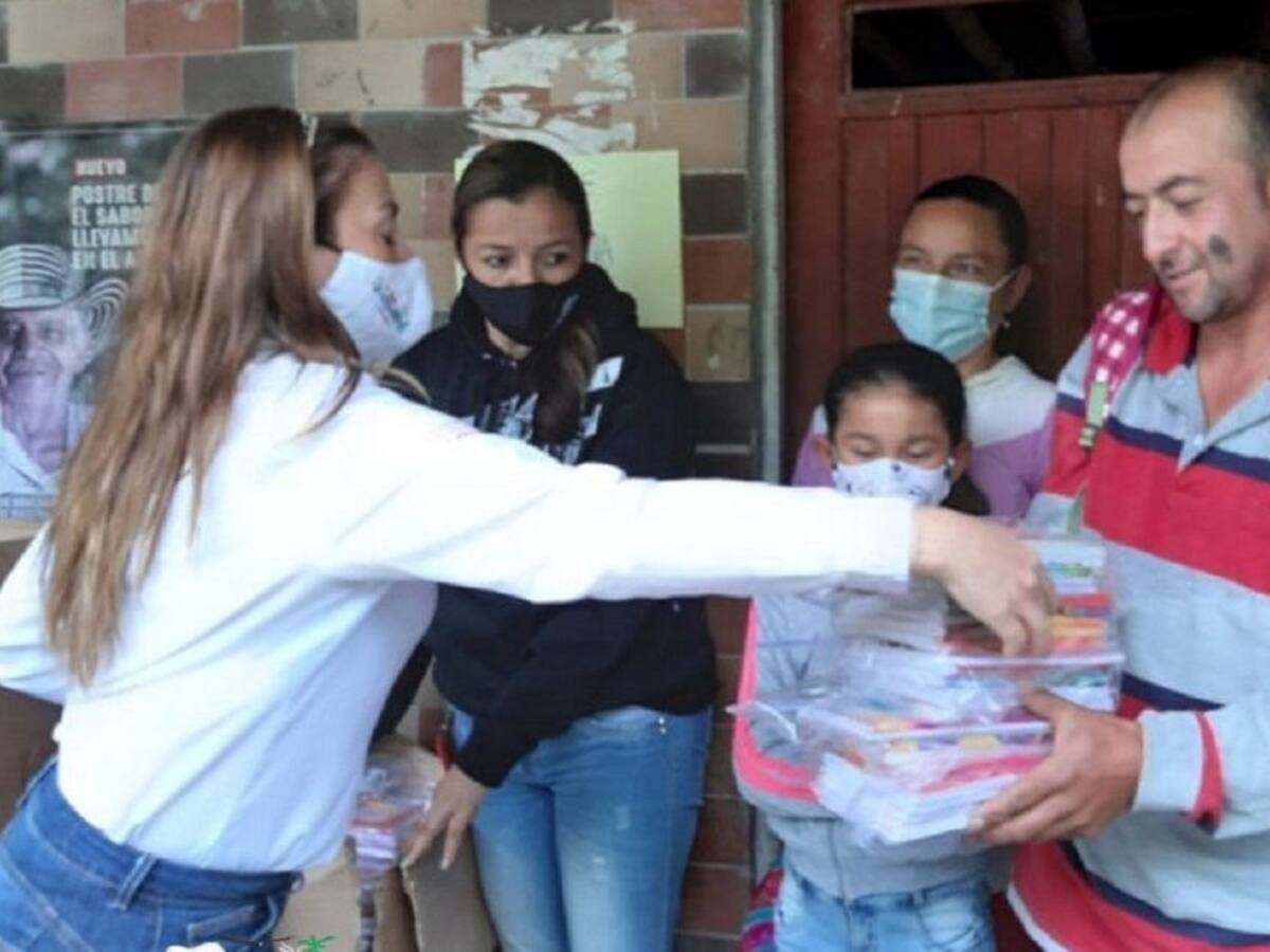 Donación de implementos escolares en la zona rural de Villamaría