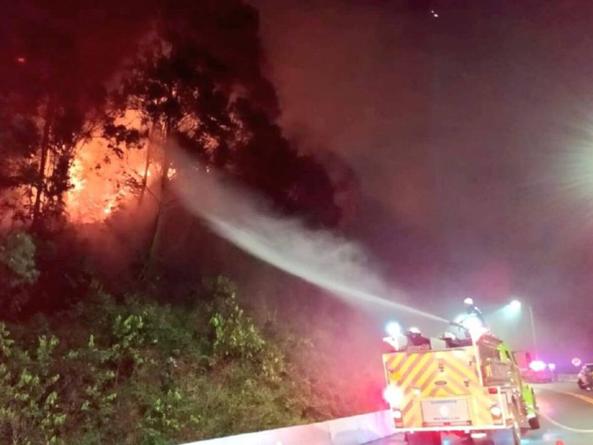 Por incendio, cierran el Túnel de Oriente en Medellín