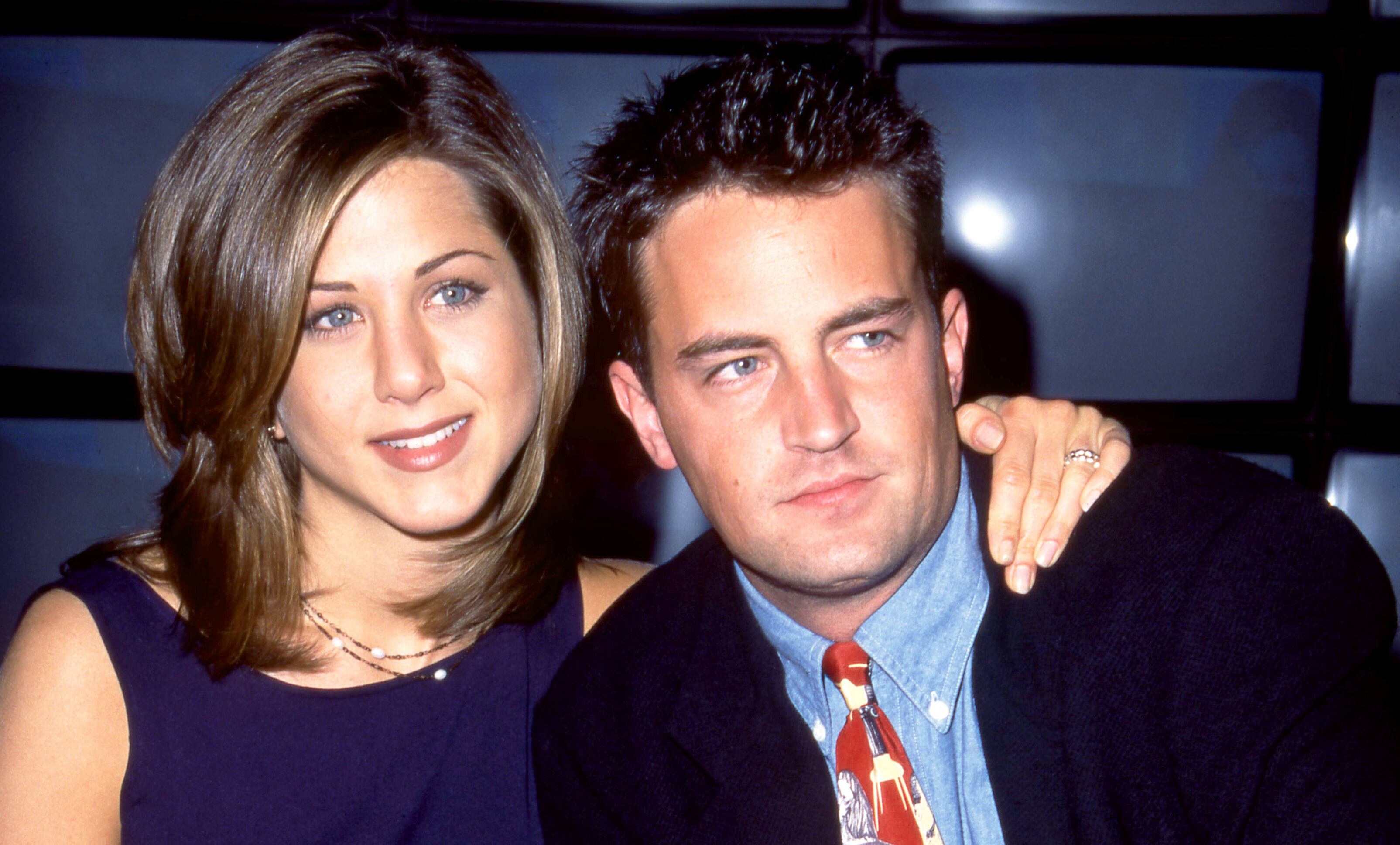 1995: La actriz Jennifer Aniston y el actor, comediante y productor canadiense-estadounidense Matthew Perry de la comedia televisiva Friend's  (Foto de Ron Davis/Getty Images)