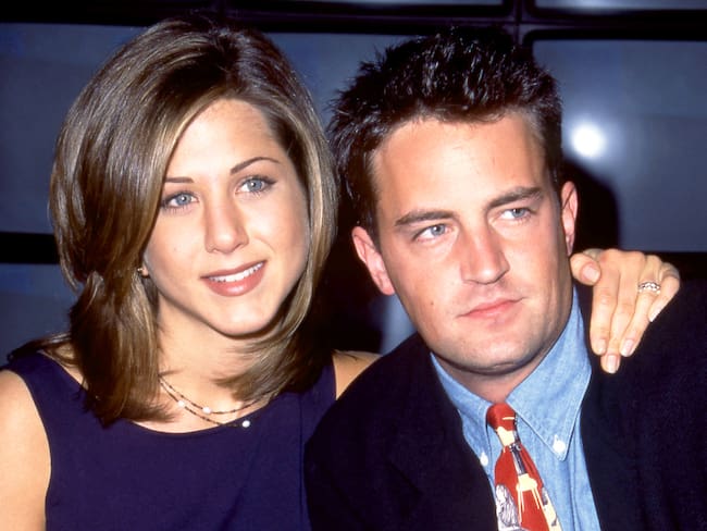 1995: La actriz Jennifer Aniston y el actor, comediante y productor canadiense-estadounidense Matthew Perry de la comedia televisiva Friend&#039;s  (Foto de Ron Davis/Getty Images)