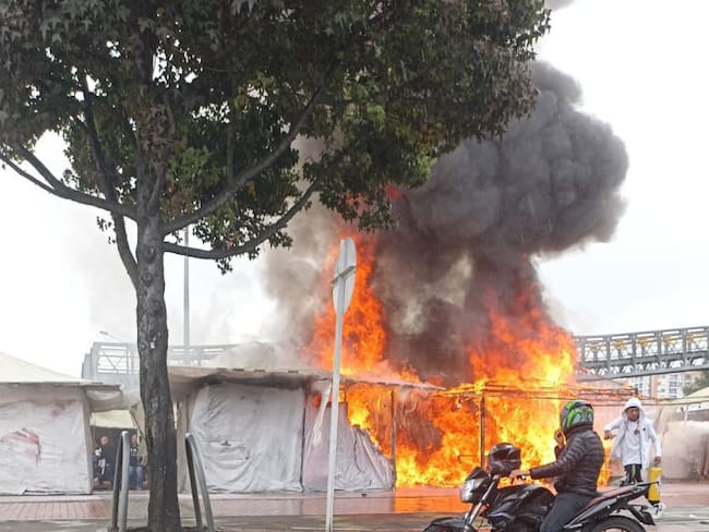 Urgente: Incendio en Bogotá consumió varias casetas comerciales cerca al portal Suba