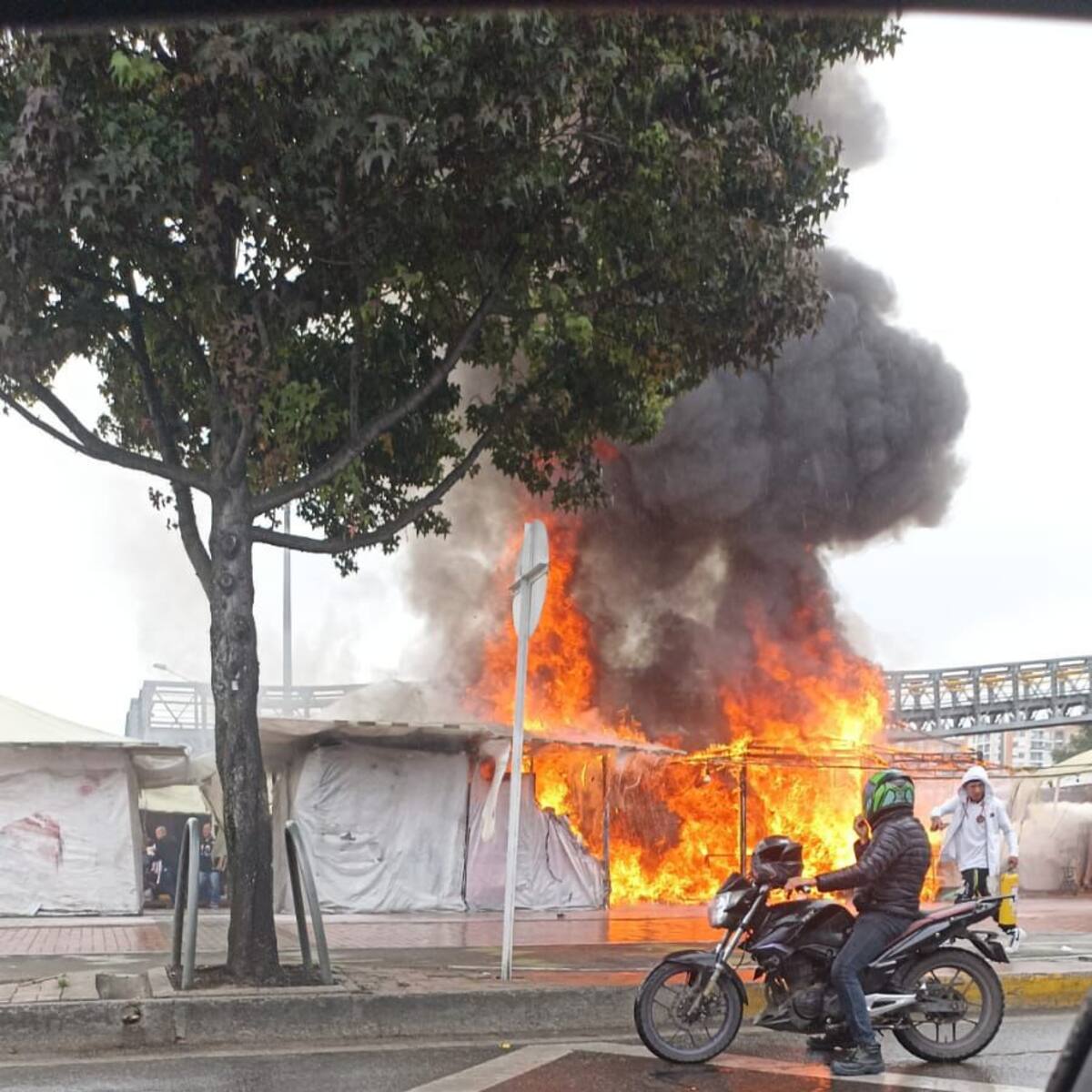 Urgente: Incendio en Bogotá consumió varias casetas comerciales cerca al portal Suba