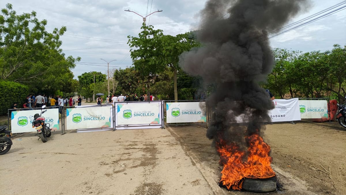 Bloqueo en avenida La Paz por mal estado de la vía y retrasos en obras en Sincelejo