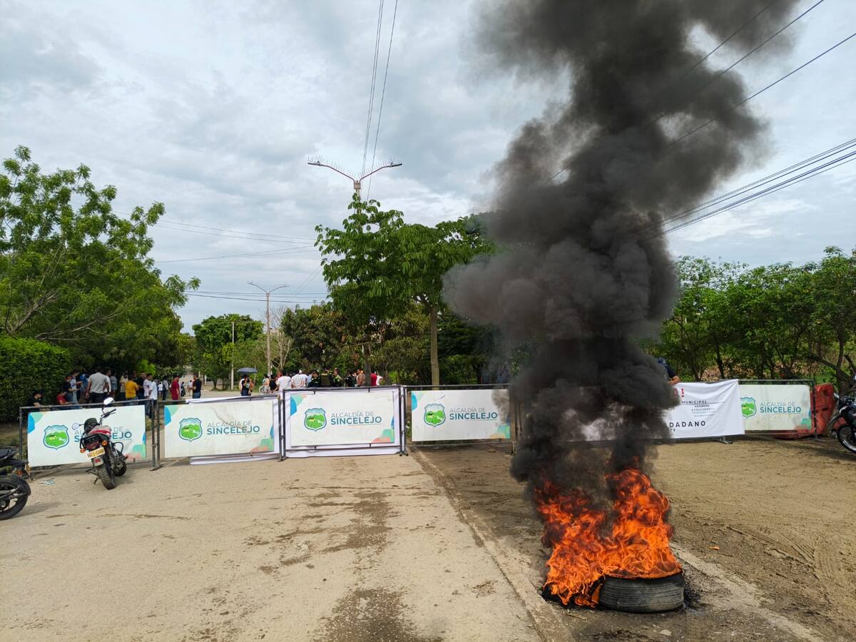 Bloqueo en avenida La Paz por mal estado de la vía y retrasos en obras en Sincelejo