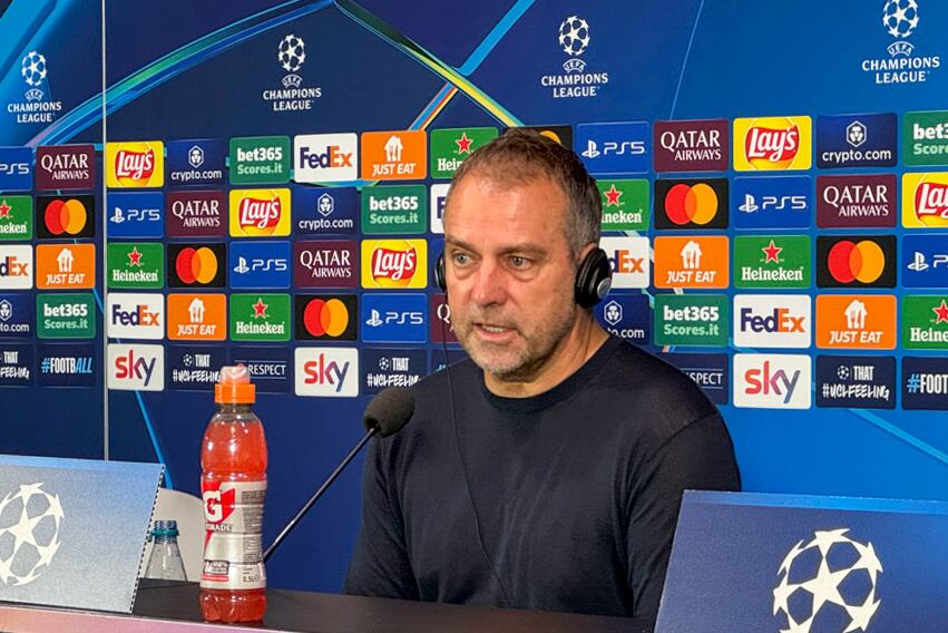 El entrenador del FC Barcelona Hansi Flick en rueda de prensa tras el partido de vuelta de las semifinales de la Liga de Campeones que Inter de Milán y FC Barcelona disputaron en el estadio Giuseppe Meazza. EFE/Daniel Cáceres