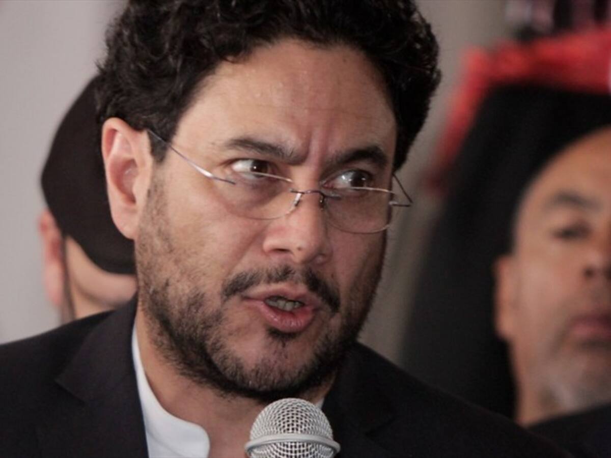 Iván Cepeda aclara que viaje a Quito no fue con recursos del Estado