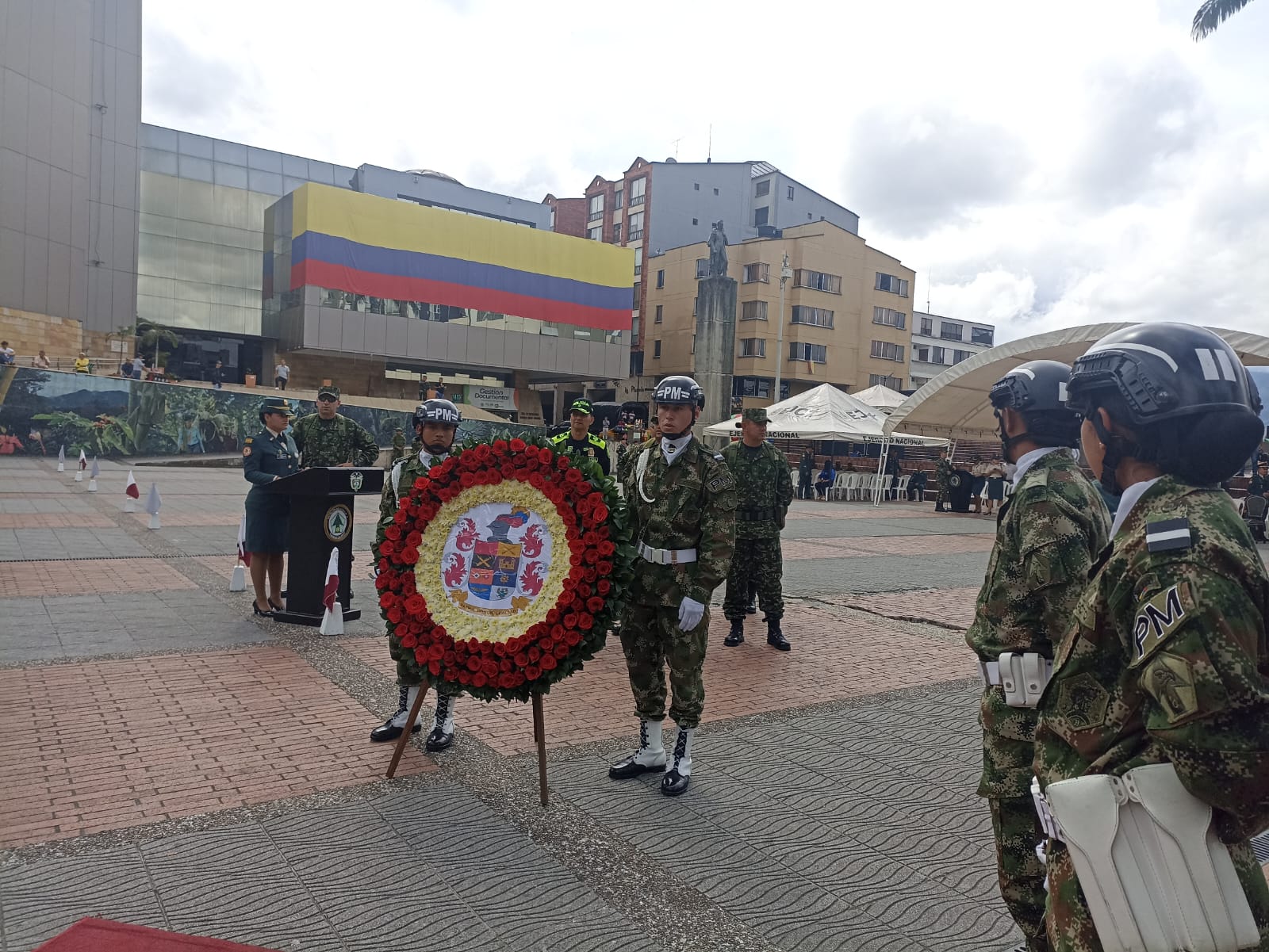 Ofrenda floral por los 213 años del Ejército en la plaza de Bolívar de Armenia.