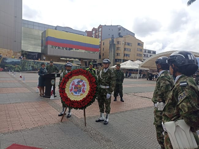 Ofrenda floral por los 213 años del Ejército en la plaza de Bolívar de Armenia.