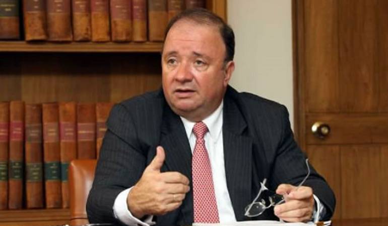 Ministro de Defensa Luis Carlos Villegas