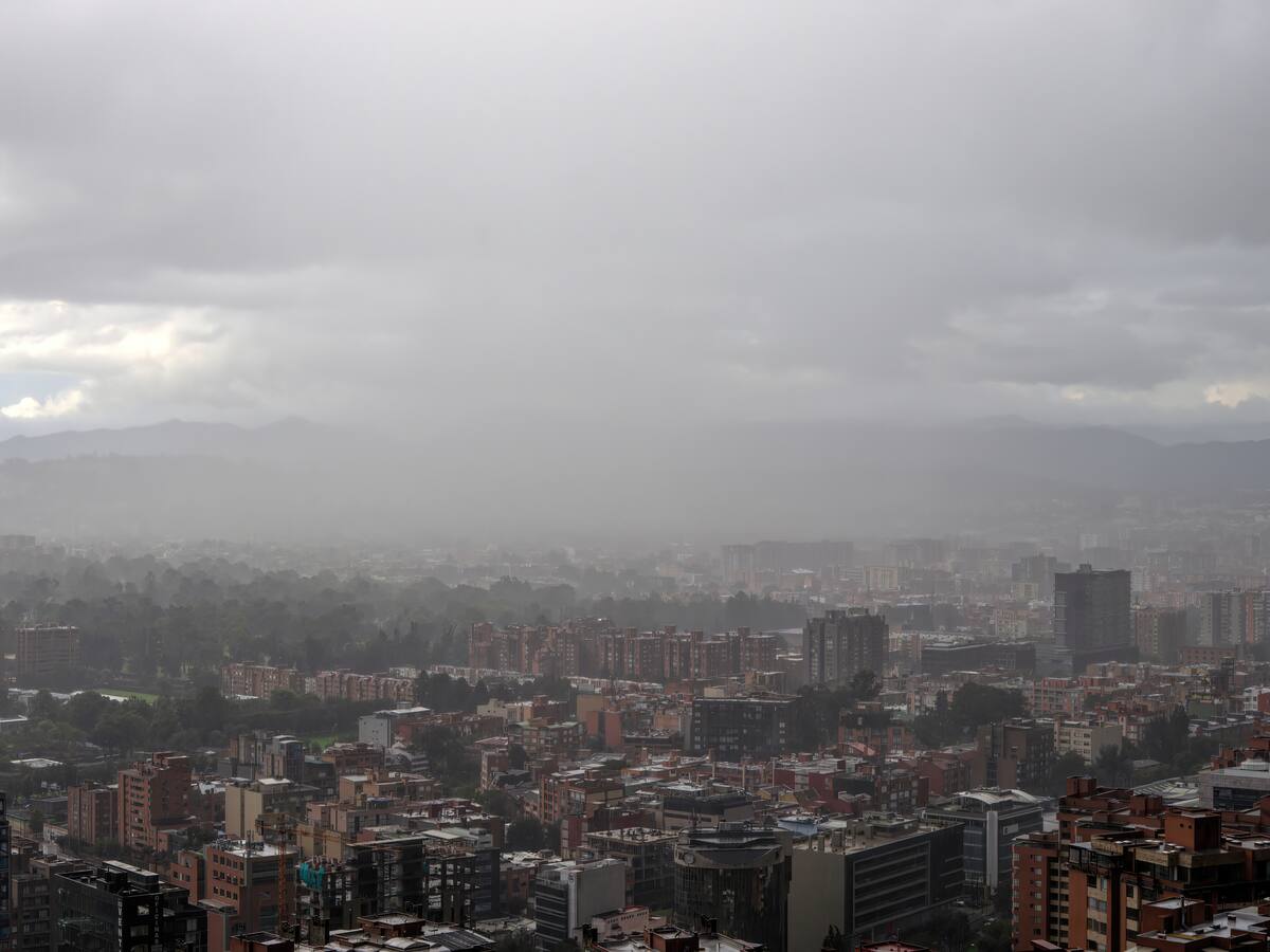 La Alcaldía de Bogotá entrega ayudas a familias afectadas por las lluvias