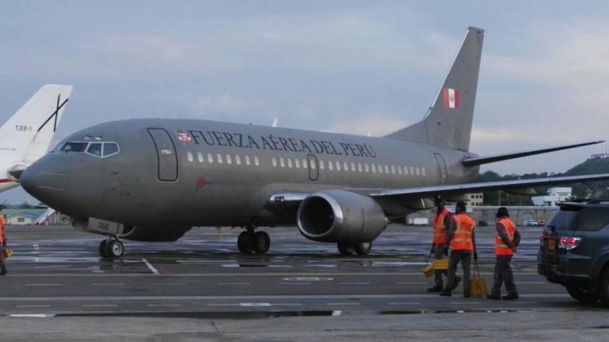 El presidente de Perú, Pedro Pablo Kuczynski, llegó a Cartagena a bordo del avión 356 de la Fuerza Aérea del Perú, un Boeing 737. Es un avión a reacción de fábrica norteamericana, y el de mayores unidades vendidas en la historia de la aviación. Su estreno se dio en 1967, y a finales del año pasado se contaban más de 8.000 unidades vendidas alrededor del planeta. su costo actual ronda los 71 millones de euros.