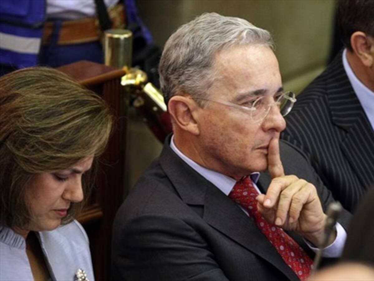 Uribe evade responder invitación de Santos para hablar de paz
