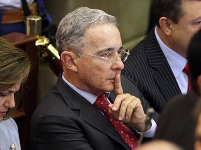 Uribe evade responder invitación de Santos para hablar de paz
