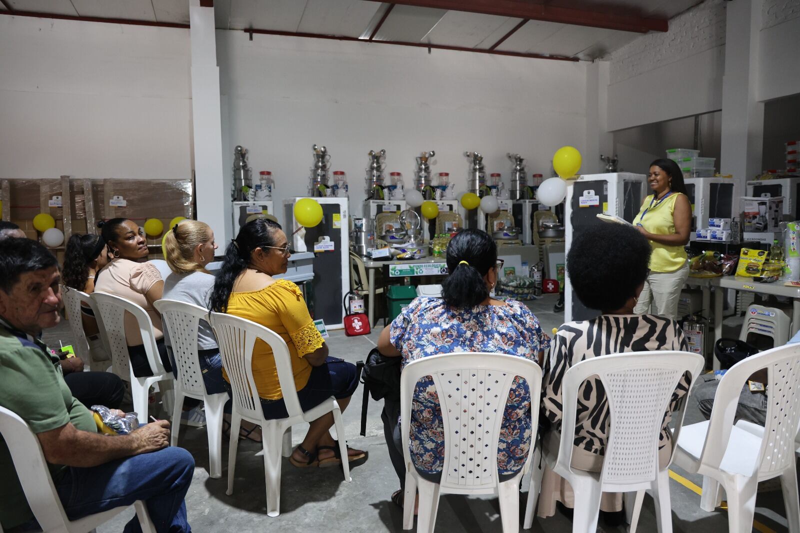 Víctimas recibiendo apoyo para sus iniciativas productivas