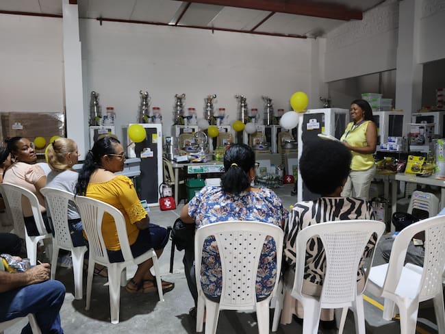 Víctimas recibiendo apoyo para sus iniciativas productivas