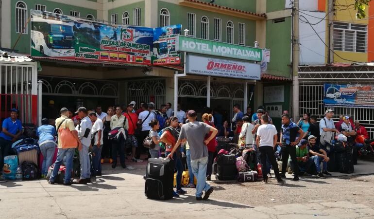 Venezolanos comprando pasajes internacionales en La Parada