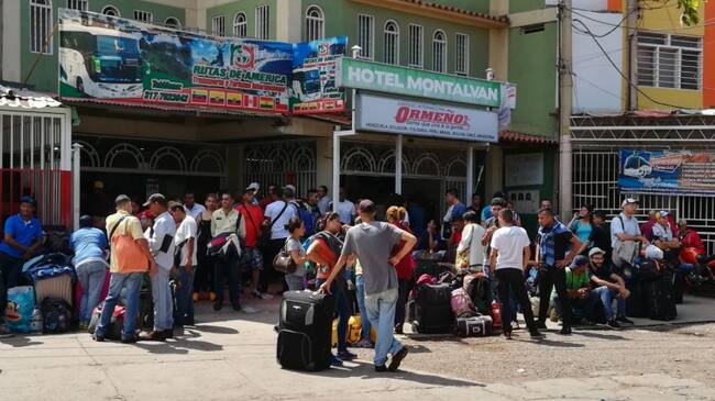 Venezolanos comprando pasajes internacionales en La Parada