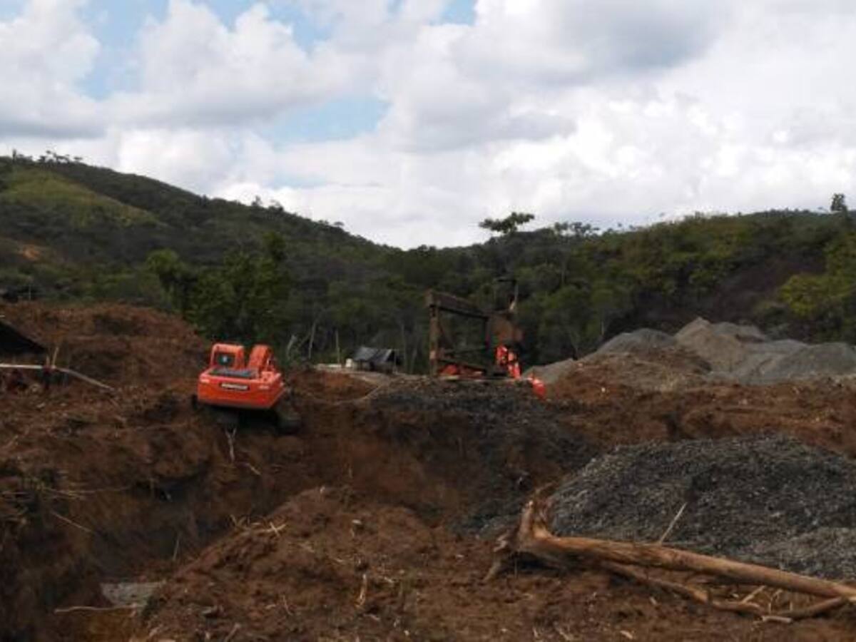 Un policía herido deja operación contra minería ilegal en Calato, Cauca