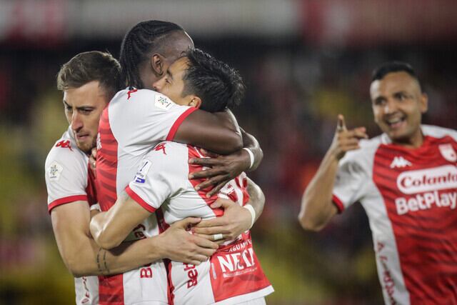 Hugo Rodallega festeja junto a José Aja y Fabian Sambueza / Colprensa.