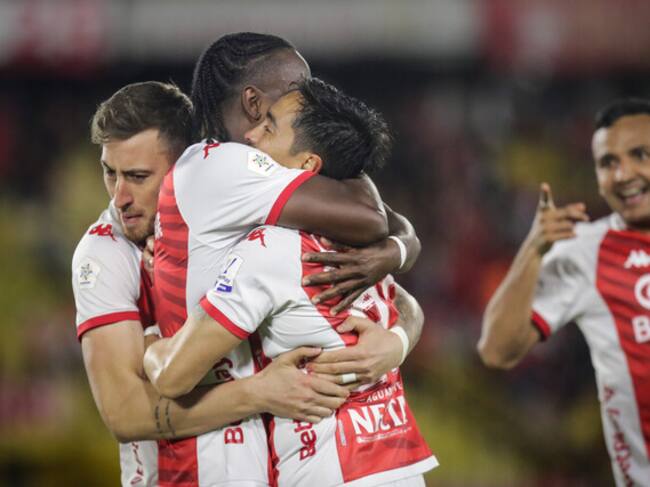 Hugo Rodallega festeja junto a José Aja y Fabian Sambueza / Colprensa.