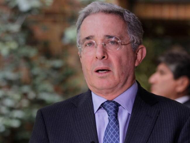 Corte actúa políticamente y divide a la sociedad: Uribe sobre matrimonio igualitario
