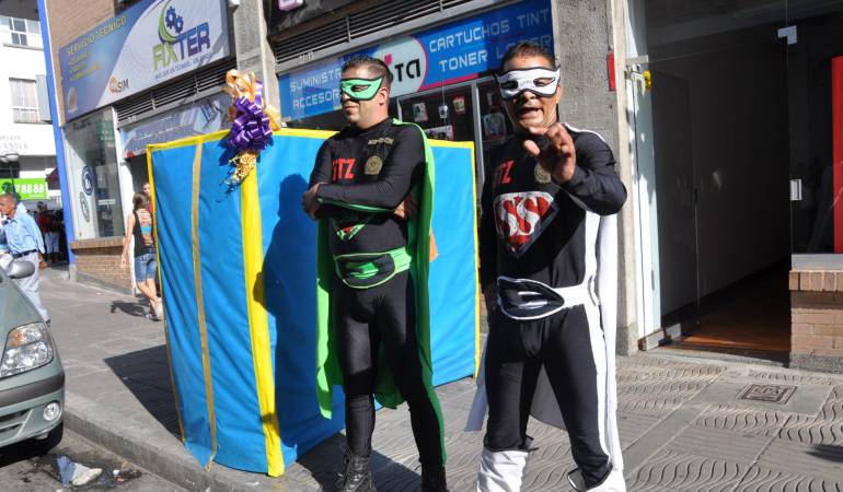 Por las calles del centro de Armenia la policía realiza la campaña 