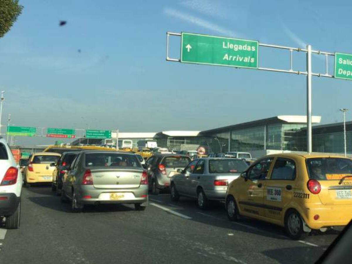 Monumental trancón en inmediaciones del Aeropuerto El Dorado