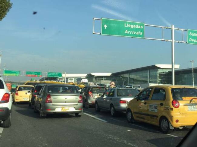 Monumental trancón en inmediaciones del Aeropuerto El Dorado