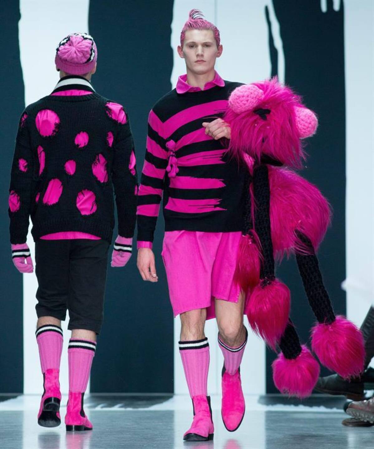 Una serie de modelos presentan la colección de otoño, invierno 2015 en la semana de la moda masculina en Londres, Inglaterra, que se realizará hasta el próximo 12 de enero.