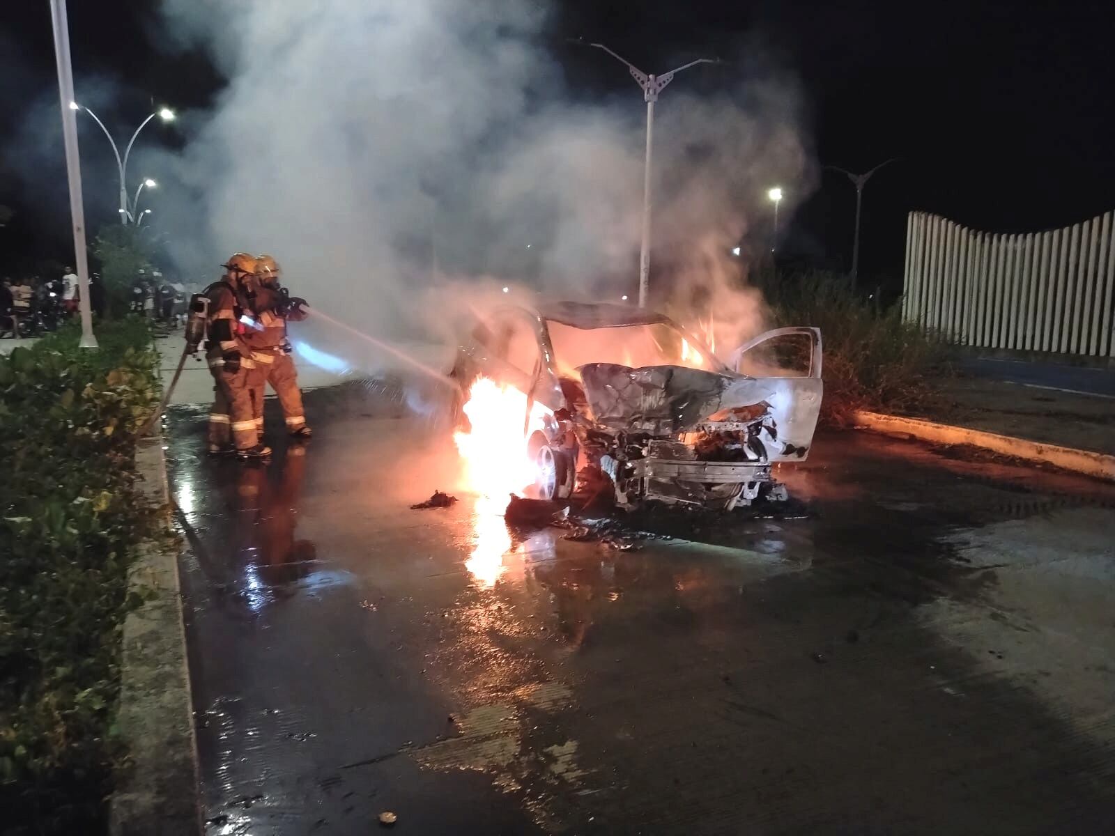 Bomberos de Santa Marta atendió incendio vehicular en inmediaciones del Estadio Sierra Nevada/ Bomberos de Santa Marta.