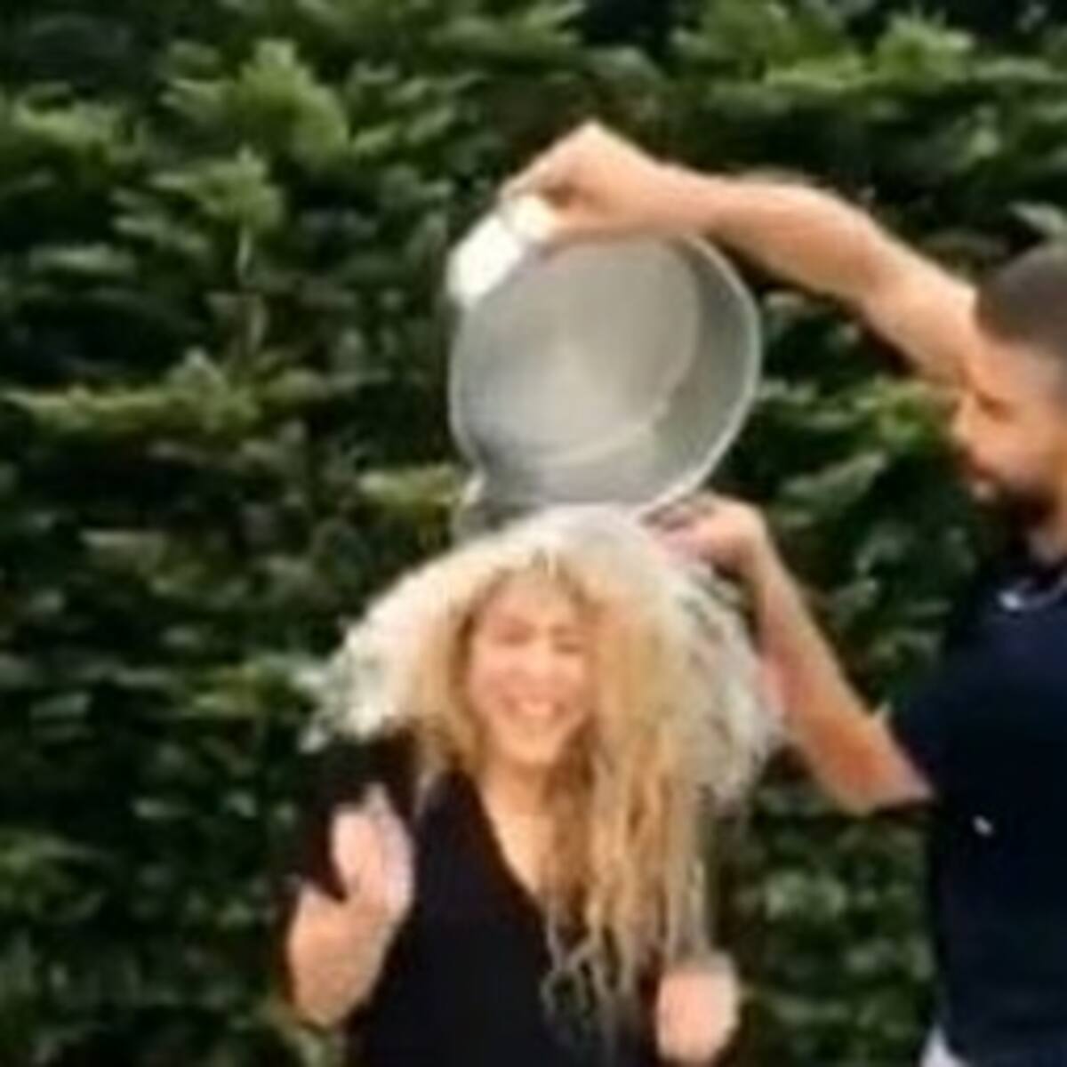 Shakira protagoniza un accidentado reto del cubo de agua helada