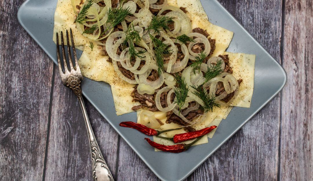 Beshbarmak es un plato nacional kazajo, con pasta cuadrada, carne hervida y cebollas.
