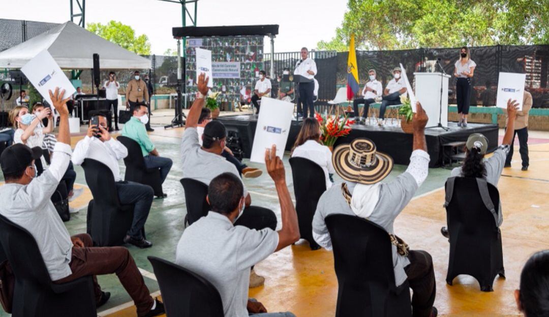 Entrega de contratos en Montería.