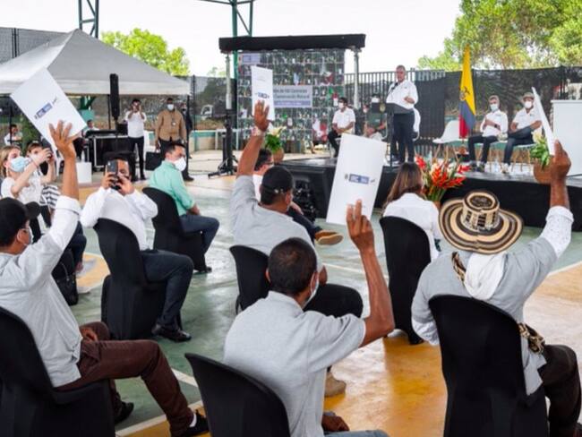 Entrega de contratos en Montería.