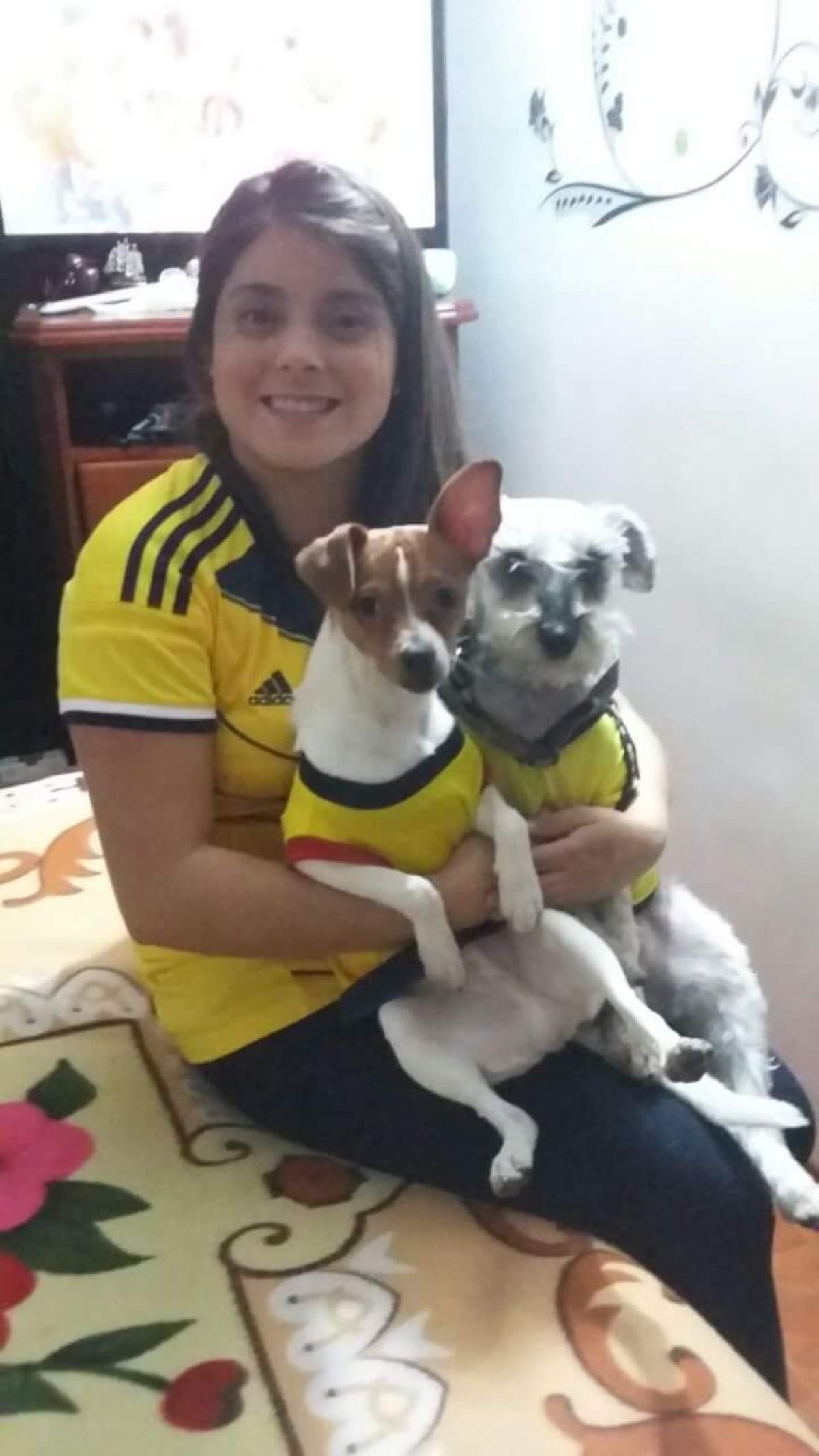 Alejandra Maldonado nos envío la foto de ella y sus dos mascotas disfrutando el mundial 