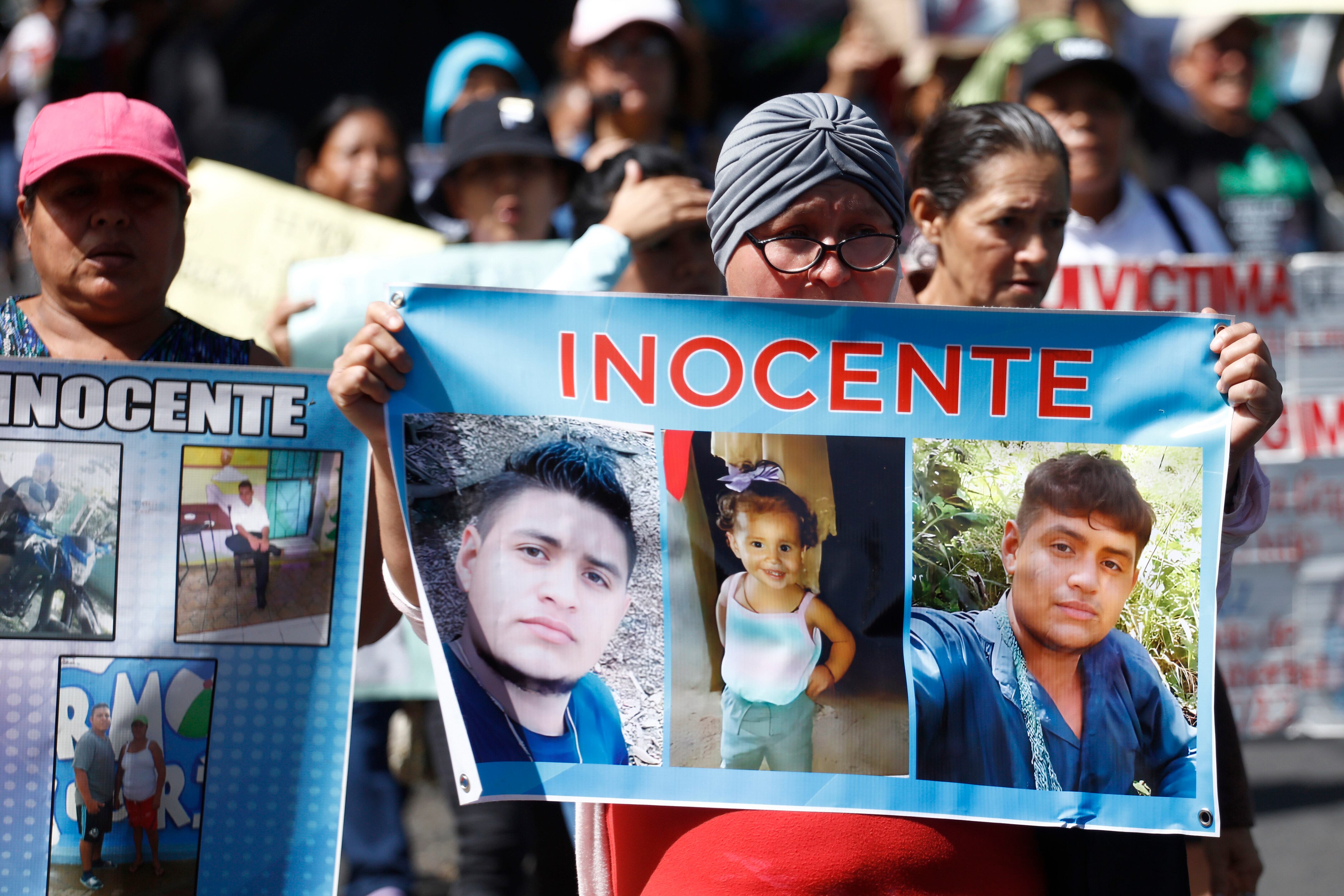 AME8368. SAN SALVADOR (EL SALVADOR), 25/06/2025.- Personas sostienen carteles durante una manifestación este miércoles, en San Salvador (El Salvador). Familiares de personas detenidas en el contexto de un régimen de excepción, solicitaron que la medida no se prorrogue más y sea derogada el decreto legislativo que lo permite y faculta a la Fiscalía General "alargar" el tiempo de investigación. EFE/ Rodrigo Sura