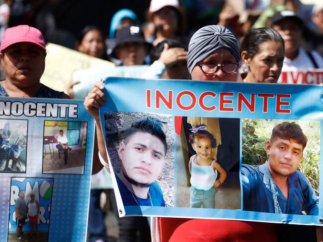 AME8368. SAN SALVADOR (EL SALVADOR), 25/06/2025.- Personas sostienen carteles durante una manifestación este miércoles, en San Salvador (El Salvador). Familiares de personas detenidas en el contexto de un régimen de excepción, solicitaron que la medida no se prorrogue más y sea derogada el decreto legislativo que lo permite y faculta a la Fiscalía General "alargar" el tiempo de investigación. EFE/ Rodrigo Sura