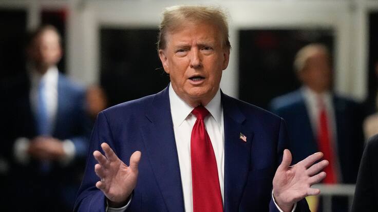 New York (United States), 30/04/2024.- Former US President Donald Trump gestures while speaking to the media upon arrival for his criminal trial at the New York State Supreme Court in New York, New York, USA, 30 April 2024. Trump is facing 34 felony counts of falsifying business records related to payments made to adult film star Stormy Daniels during his 2016 presidential campaign. (tormenta, Nueva York) EFE/EPA/SETH WENIG / POOL