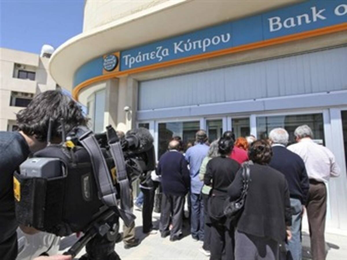 Los bancos chipriotas reabrieron tras casi dos semanas de cierre