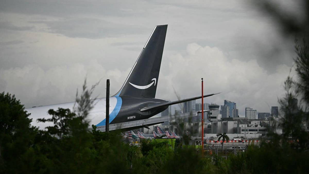 Un avión de carga de Amazon se estrelló en el aeropuerto de Miami: reportan al menos 5 muertos