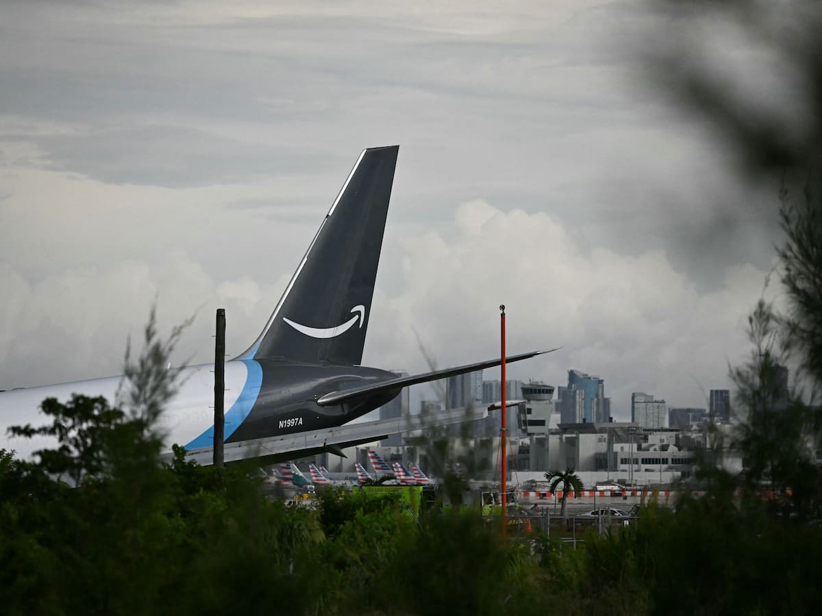 Un avión de carga de Amazon se estrelló en el aeropuerto de Miami: reportan al menos 5 muertos