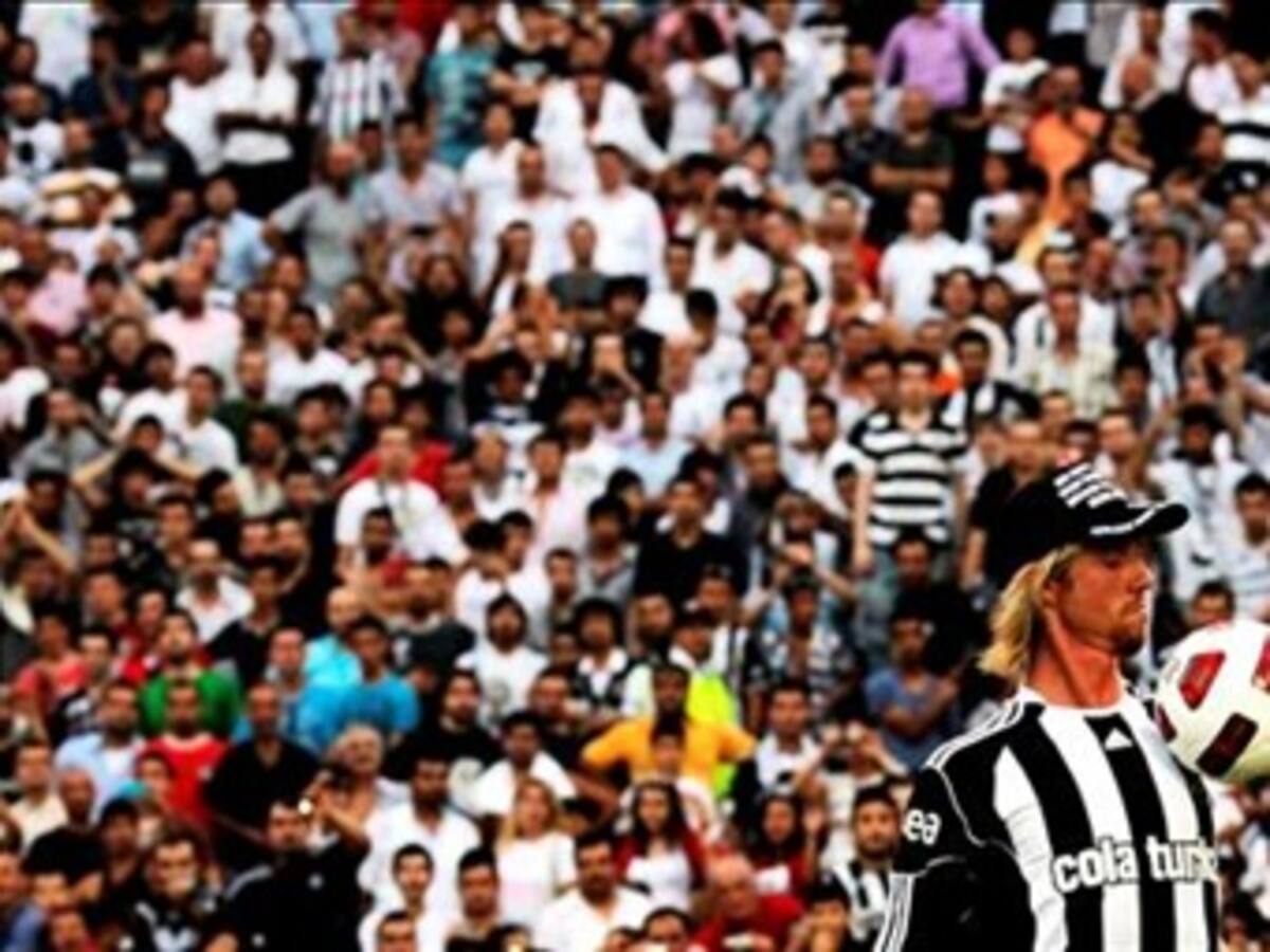 Guti es aclamado en su presentación como nuevo jugador del Besiktas