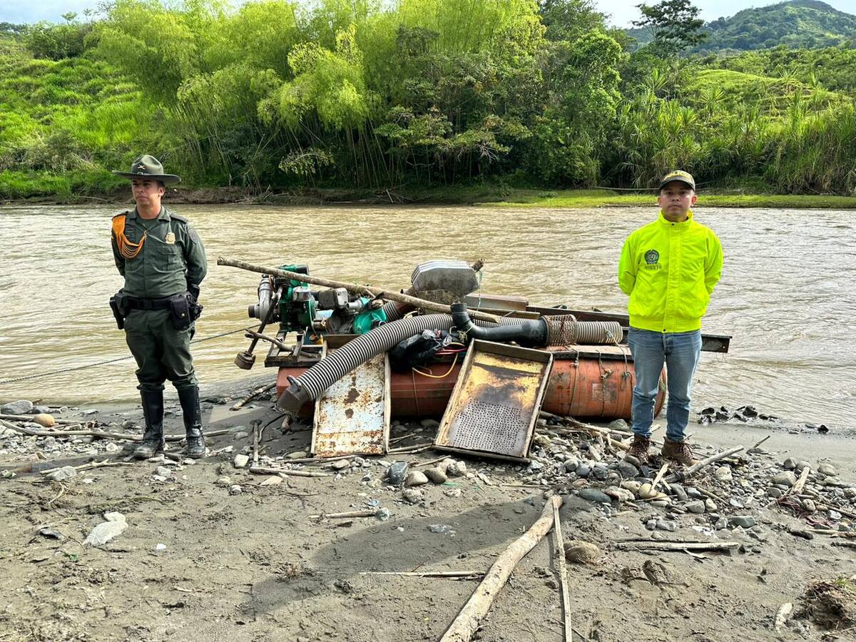 En Quindío destruyeron draga utilizada para minería ilegal en el río La Vieja
