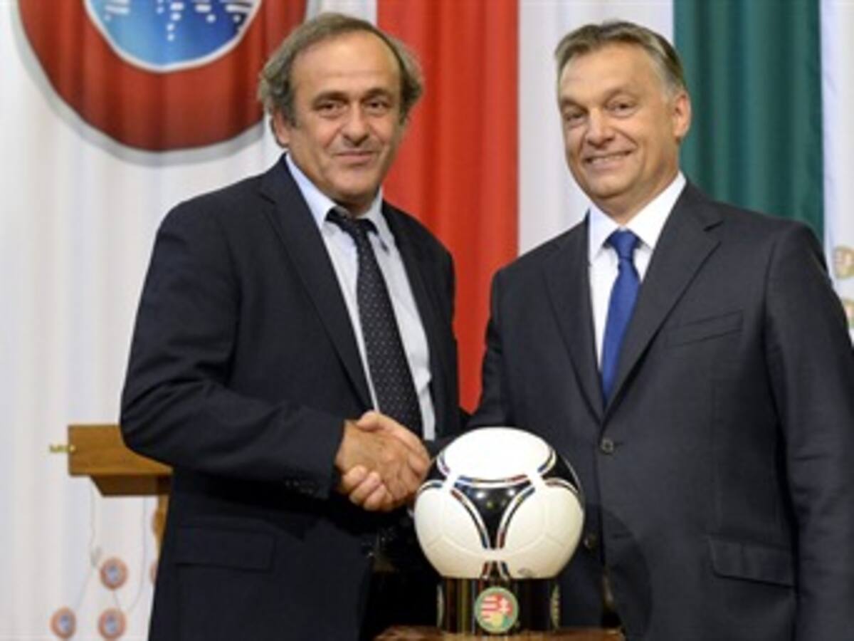 Platini reitera la "tolerancia cero" ante el racismo en el fútbol