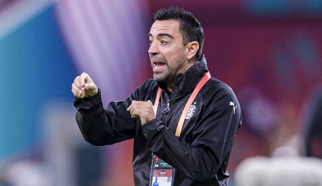 Xavi dirigiendo un partido con el Al-Sadd