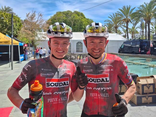 Sant Antoni de Portmany (Ibiza), 18/04/2025.- La pareja formada por el colombiano Héctor Leonardo Páez (d), exdoble campeón del mundo, y el italiano Dario Cherchi (i) consiguieron el maillot de líderes tras una gran exhibición en la primera etapa de la Vuelta a Ibiza MTB Siroko by Shimano, disputada con intenso calor con salida en la capital ibicenca y llegada en Sant Antoni, de 67 km y 2.100 metros de desnivel. EFE/Carlos De Torres